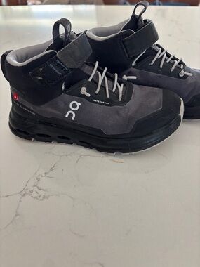 On Cloud boys hiking boots
